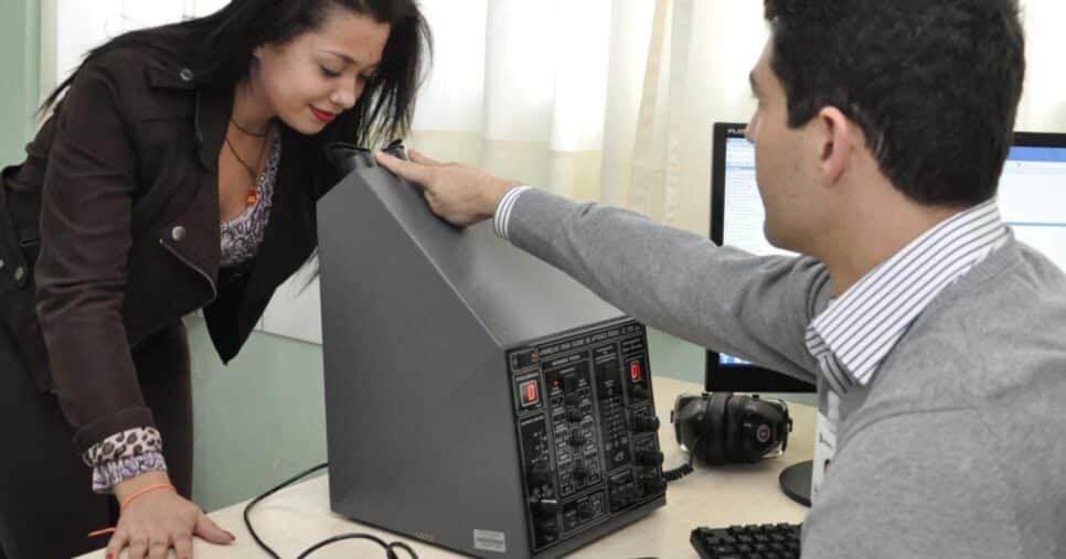 Condutora realizando exame de visão para renovar a CNH (Foto: Detran-PR)