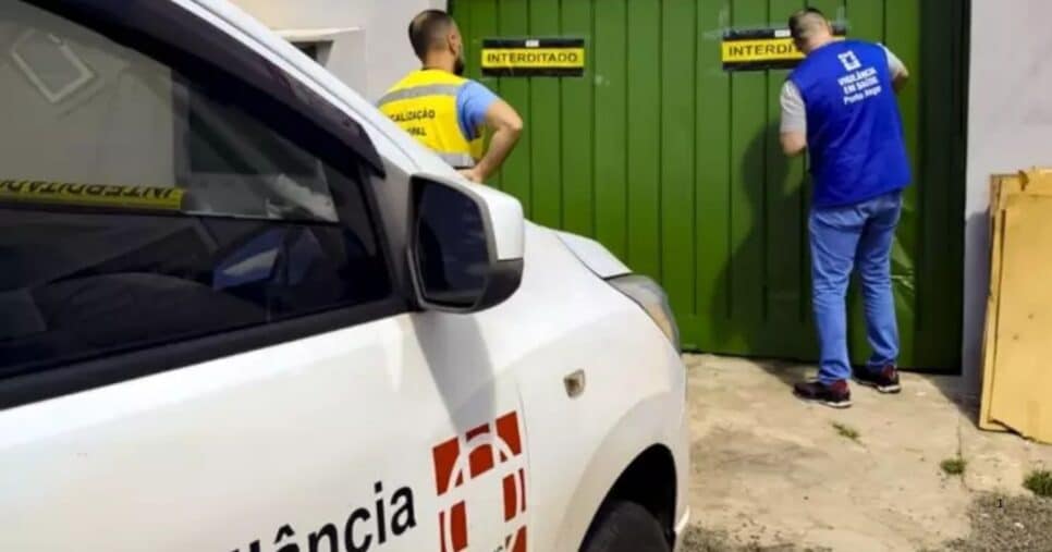 Fábrica Bejuva sendo interditada pela Vigilância Sanitária (Foto Reprodução/Prefeitura de POA)