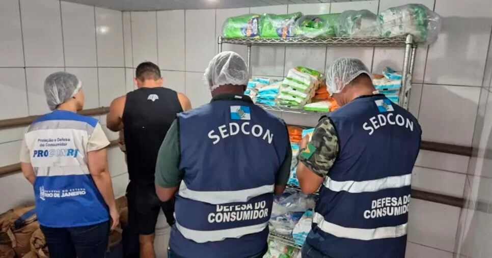 Fiscais do Procon e da Sedcon durante fiscalização na fábrica da Doce Verão, em Belford Roxo (Foto: Divulgação / Procon-RJ)