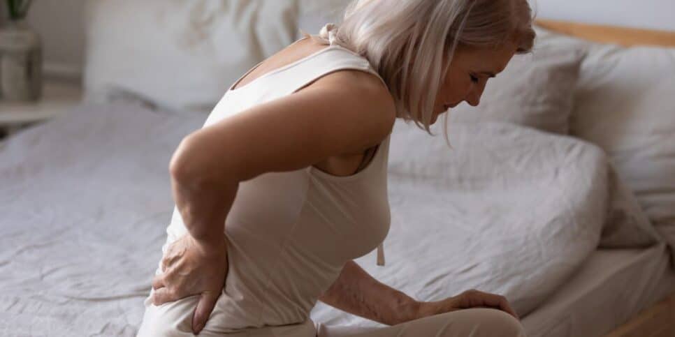 Ilustração mulher com osteoporose (Foto: Canva)