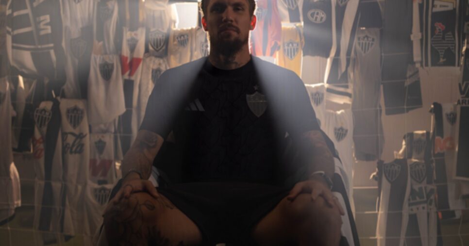 Lyanco com a camisa All Black do Atlético-MG (Foto: Divulgação/ Atlético-MG)