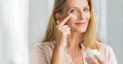 Rostinho 25 anos mais jovem: Misturinha caseira com 3 ingredientes suga rugas e livra às 45+ da plástica