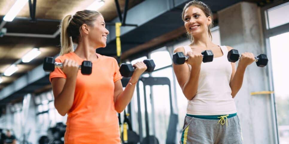 Mulheres praticando exercícios (Foto: Canva)