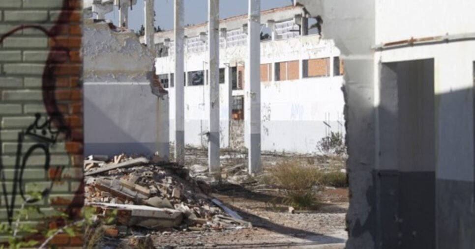 Parte da fabrica-destruída e pichada (Foto Reprodução/Tribuna)