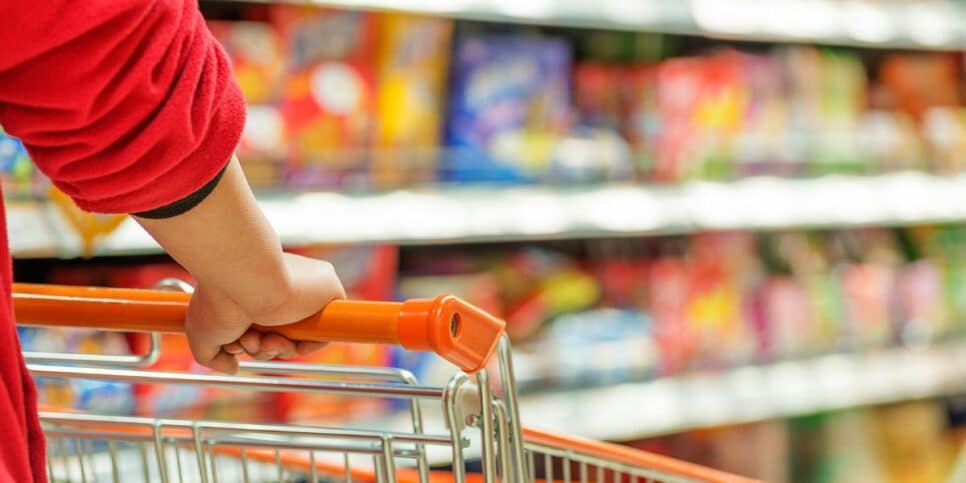 Pessoa fazendo compra em mercado (Foto: Canva)