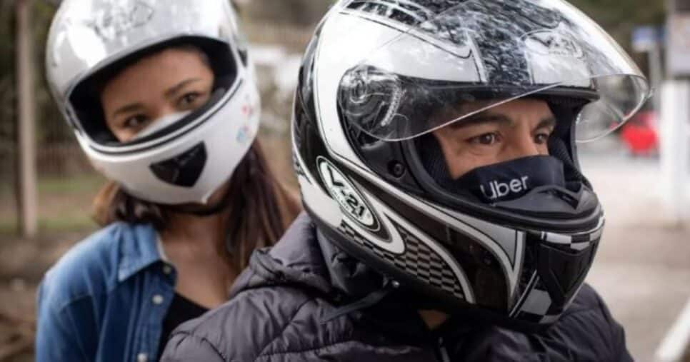 Pessoas em moto