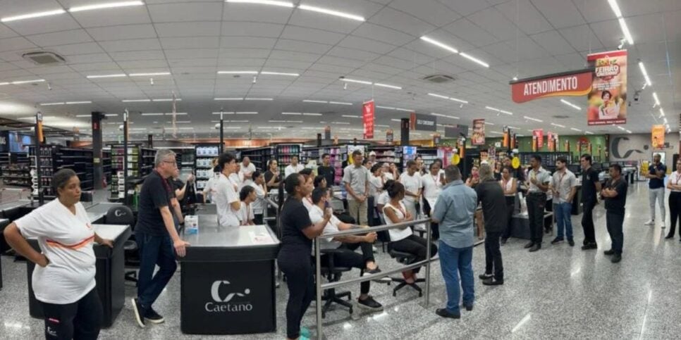 Funcionários da rede Supermercado São Caetano (Foto Reprodução/Internet)