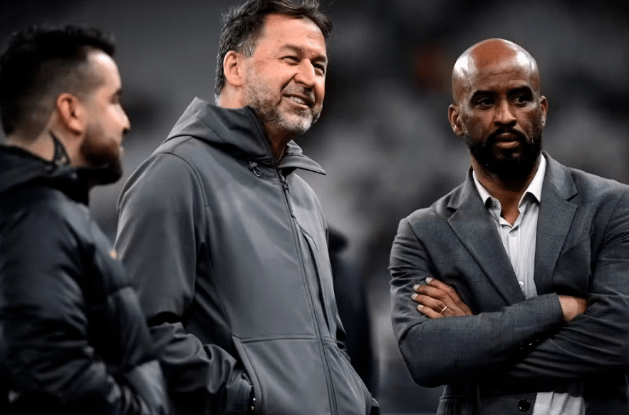 Augusto Melo, presidente do Corinthians, e Fabinho Soldado — Foto: Marcos Ribolli