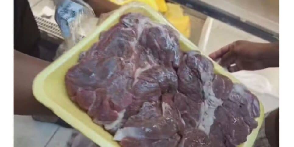 Carne estragada é encontrada em mercado (Foto: TV Globo)