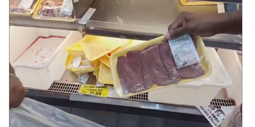 Carne estragada é encontrada em mercado (Foto: TV Globo) 