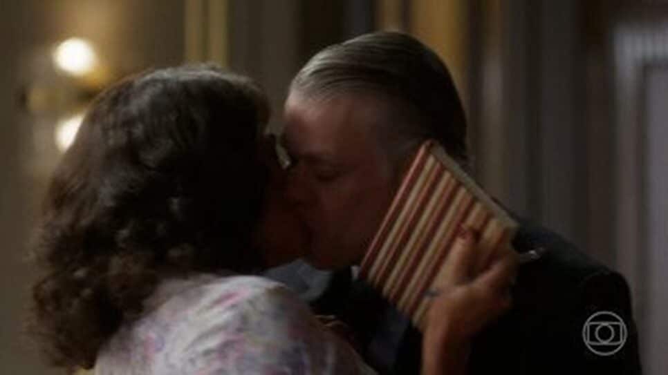 Raimundo descobre que Juliano e Marlene foram amantes (Foto: Reprodução/ TV Globo)