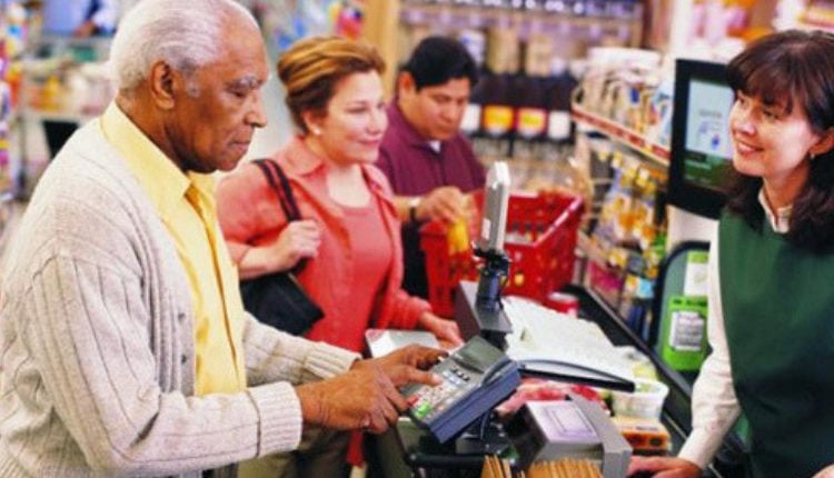 Idosos e PCDs com mobilidade reduzida deverão ter tratamento diferenciado nos supermercados (Foto Reprodução/Freepik)