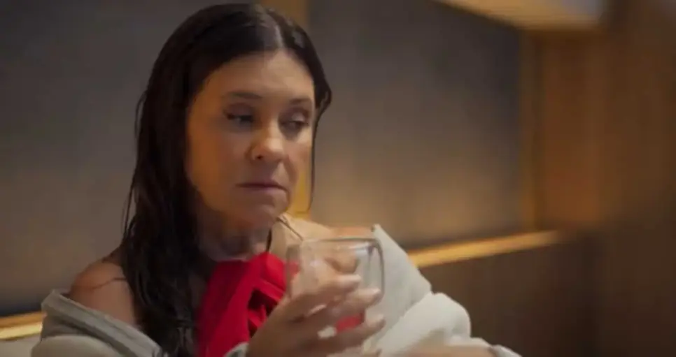 Mércia recebe ameaça para fazer a rapa em bens e viver inferno na reta final (Foto: Reprodução/ TV Globo) Mércia recebe ameaça para fazer a rapa em bens e viver inferno na reta final (Foto: Reprodução/ TV Globo)