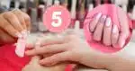 Manicure e esmalte nas unhas (Foto: Reprodução / Canva / Montagem TV Foco)
