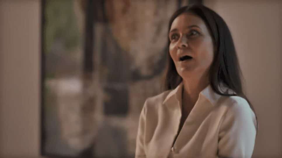Vilã fica incrédula ao ver nova aliança do empresário com Luma e faz alerta sobre a protagonista (Foto: Reprodução/ TV Globo)