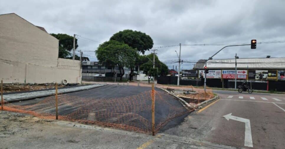 Obra no cruzamento da Konrad Adenauer e Dante Angelote vai proporcionar maior fluidez no trânsito. Foto: Eduardo Luiz KlisiewiczLeia mais em https://www.tribunapr.com.br/noticias/curitiba-regiao/obras-em-cruzamento-perto-de-shopping-serao-finalizadas-apos-5-anos/
Copyright © 2025, Tribuna do Paraná 