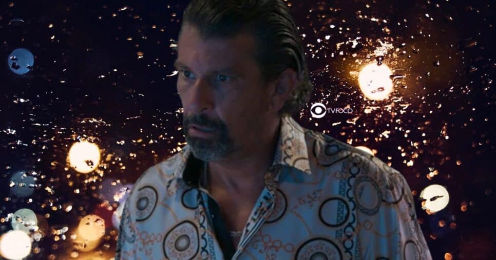 Osmar (Milhem Cortaz) em Volta por Cima (Foto: Reprodução / Globo / Montagem TV Foco)