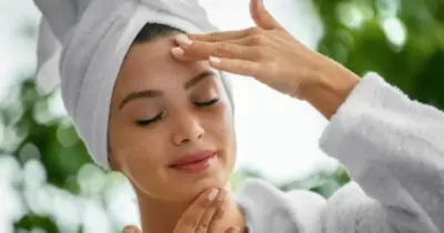 Fim das rugas e manchas: Máscara com 3 ingredientes estica a pele e apaga 15 anos da sua aparência