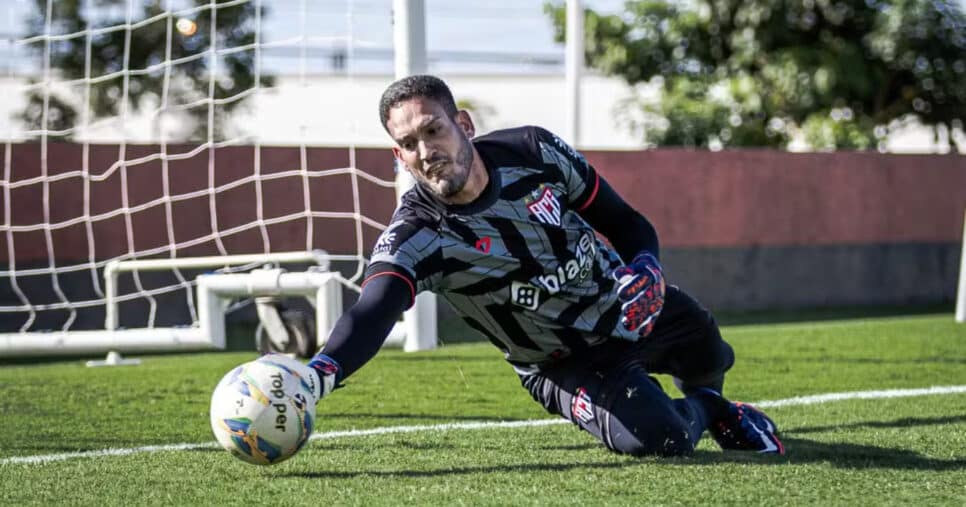 Ronaldo, goleiro atuando pelo Atlético-GO (Foto: Ingryd Oliveira/ACG)

