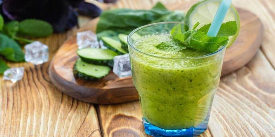 Suco de pepino ajuda a reduzir a gordura localizada (Reprodução: Canva)