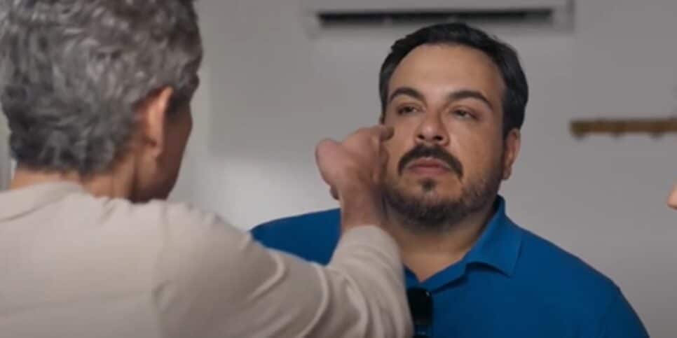 Cena de humilhação do empresário ao assistente (Foto: Reprodução/ Globoplay)