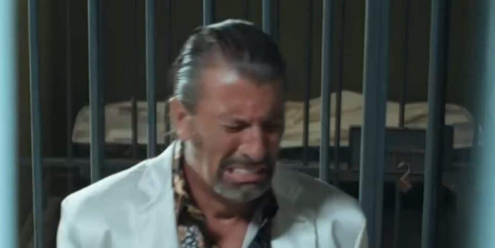 Osmar sofre pouco tempo na prisão, mas logo sai da cadeia (Foto: Reprodução/ TV Globo)
