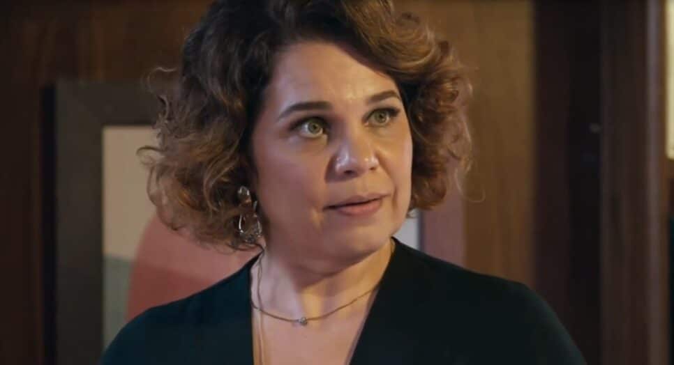Violeta não perdoa e quebra o maior pau com Madalena (Foto: Reprodução/ TV Globo)