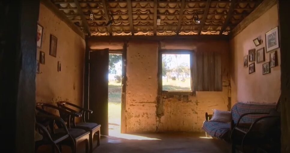 Interior se destaca com decoração bem humilde (Foto: Reprodução/ Internet)