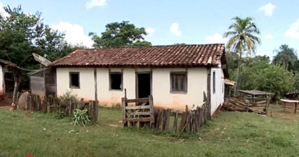 Casa feita de barro e humilde onde morou o cantor (Foto: Reprodução/ Internet)