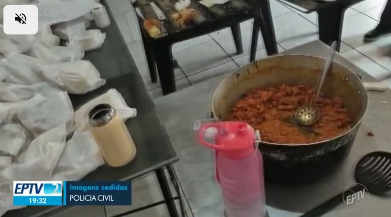 Comida exposta à sujidades e ambiente insalubre (Foto Reprodução/Globo)