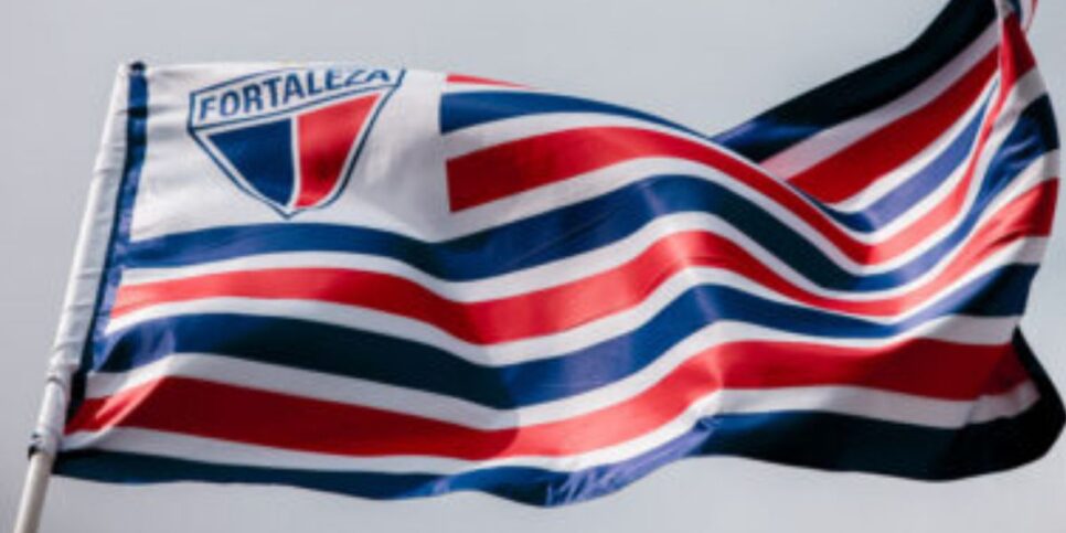 Bandeira do Fortaleza (Foto: Mateus Lotif)