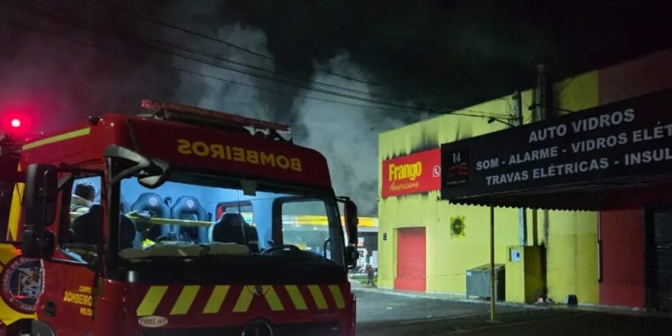 Bombeiros no restaurante Frango Americano (Foto: Reprodução / Bem Paraná)