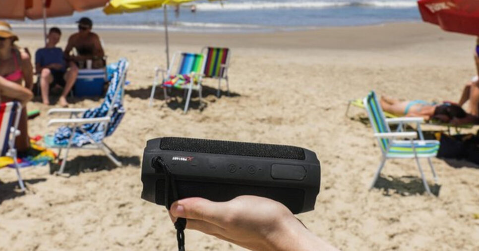 Caixa de som na praia (Foto: Reprodução)