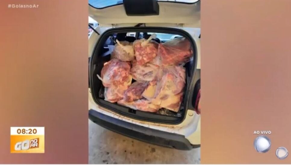 Entre as carnes tinham quantidades expressivas de frango e linguiça (Foto Reprodução/YouTube/Record)
