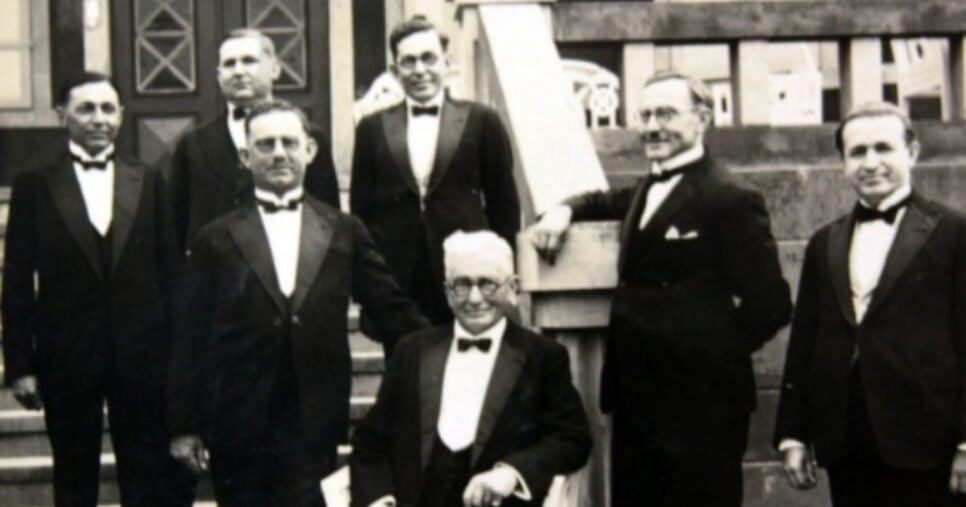 Membros da família Renaux na escadaria da Villa Ida. Da esquerda para a direita, em pé, Otto Renaux, Paulo Renaux, Augusto Bauer, Guilherme Renaux, Walter Bueckmann e Luiz Renaux; sentado, está Cônsul Carlos Renaux.