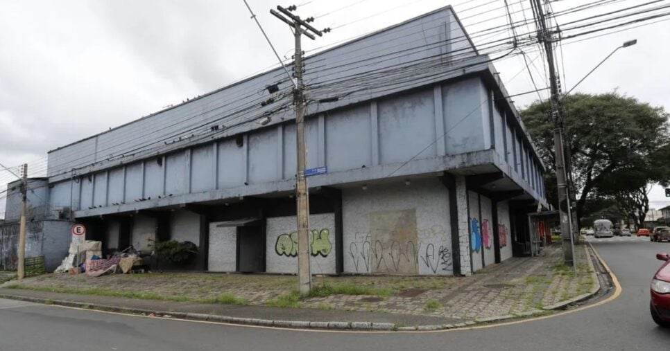 Prédio do Clube Sociedade Universal ficou para doação (Foto Reprodução/ Átila Alberti/Tribuna do Paraná)