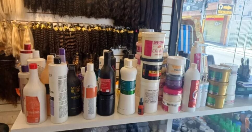 A loja de cosméticos, a qual também comercializava perucas, foi interditada (Foto Reprodução/O DIA)