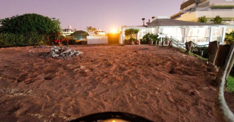 Demolição das áreas excedentes dos beach clubs em Jurerê (Foto: Leo Munhoz/ND)