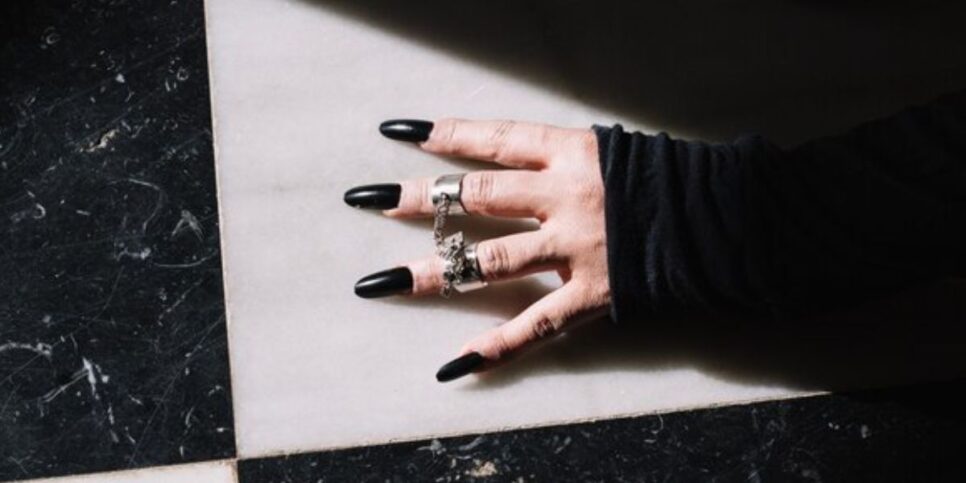 Esmalte preto (Foto: Freepik)
