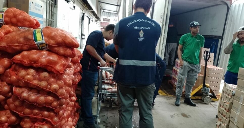 Mais de 200 kg de alimentos impróprios foram encontrados (Foto Reprodução/SEMSA)