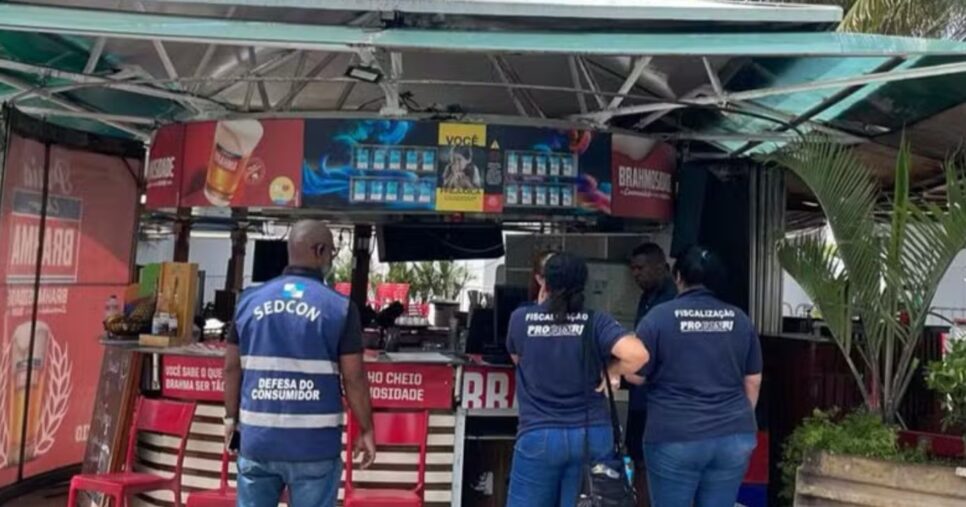 Agentes da Sedcon e do Procon fiscalizam quiosques na orla de Copacabana antes do show de Lady Gaga — Foto: Divulgação/Sedcon