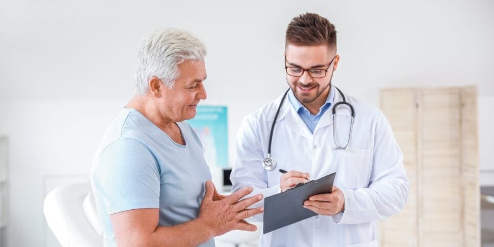 Ilustração idoso em consulta médica (Foto: Canva)