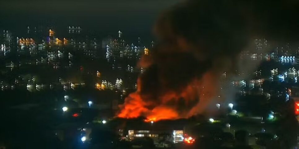 Incêndio atinge teatro da PUC em Curitiba (Foto: RPC)