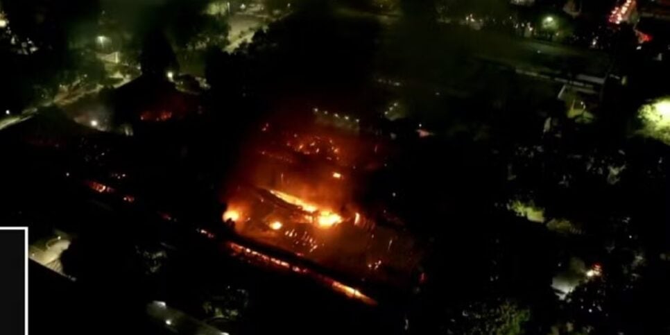 Incêndio atinge teatro da PUC em Curitiba (Foto: RPC)
