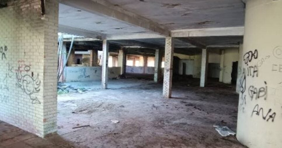 Interior das ruínas do hotel