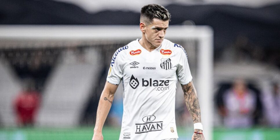 Léo Godoy chegou ao Santos em 2025 (Reprodução: Raul Baretta)