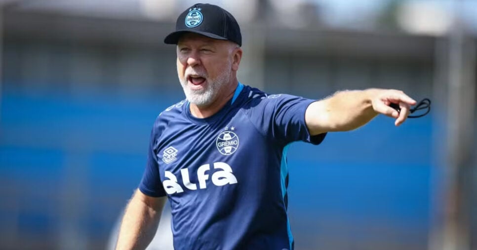 Mano Menezes lida com problema no Grêmio (Foto: Lucas Uebel)
