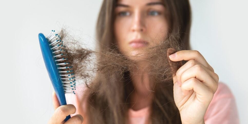 Mulher com queda de cabelo (Foto: Canva)