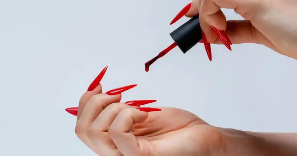 Mulher passando esmalte nas unhas (Foto: Canva) Mulher passando esmalte nas unhas (Foto: Canva)