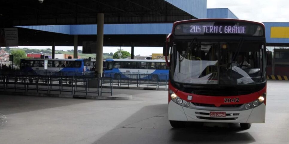 Ônibus de Campinas circula por terminal (Foto: Denny Cesare/Código19)